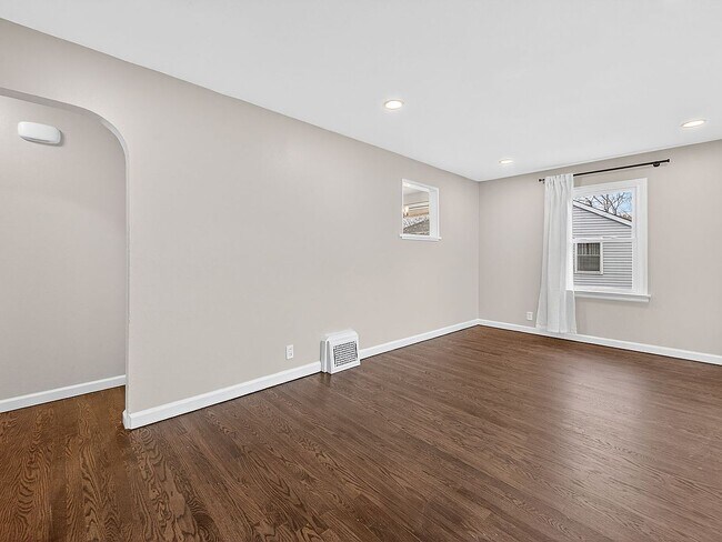 Building Photo - 8232 Davenport Dr