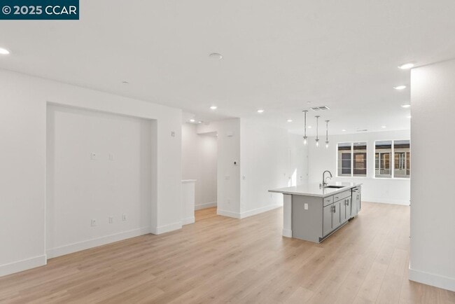Building Photo - 725 Delve Ct