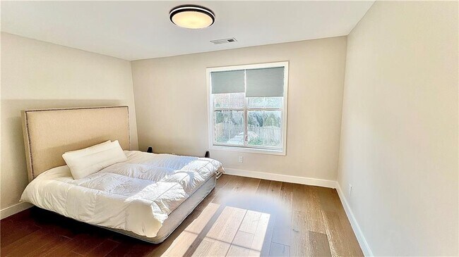 Building Photo - 417 Hillcrest Cmns