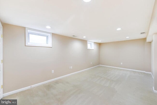 Building Photo - 6429 Maplewood Dr