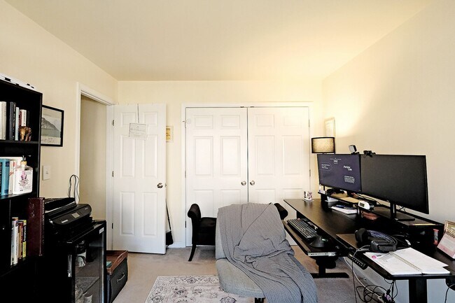 Building Photo - Pet-Friendly & Convenient to The Shops at Stonefield