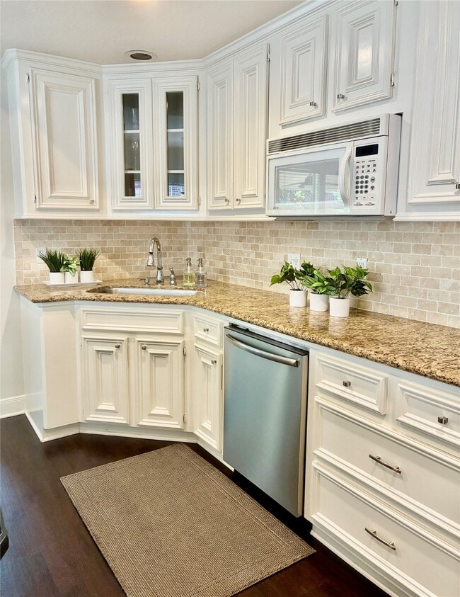 Building Photo - 435 N Rivershire Dr