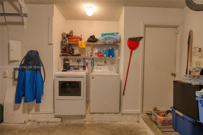 Building Photo - 11415 Lakeview Dr