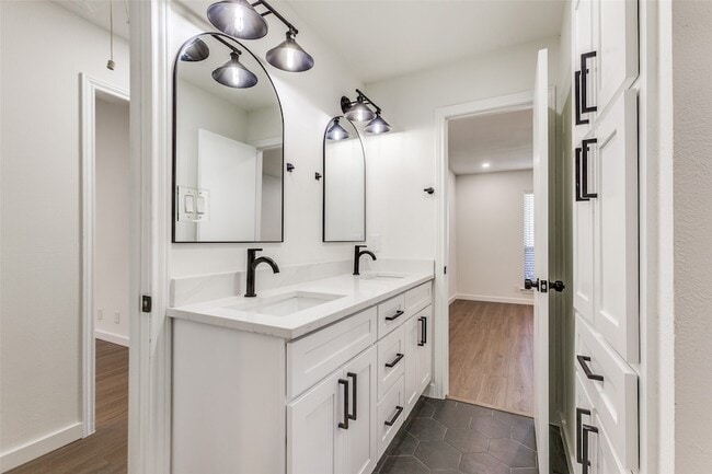 Building Photo - 2822 Clear Springs Dr