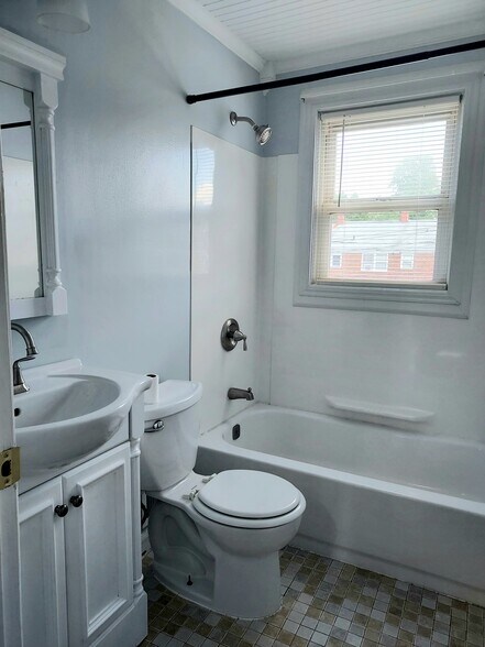 Building Photo - 2242 Graythorn Rd