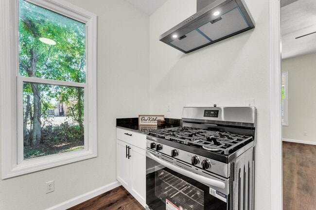 Building Photo - 3 Bed | 1 Bath | Loft | FULLY Remodeled | Springfield MO | PETS WELCOME!