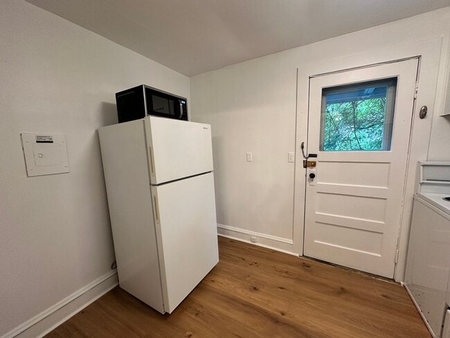 Building Photo - Unit for rent off of Griffin Avenue! Avail...