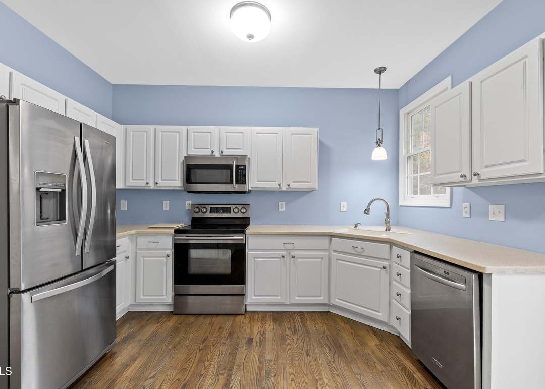 Building Photo - Room in Single Family Home on College Ave