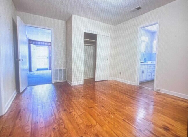 Building Photo - 494 Fernwood Ave