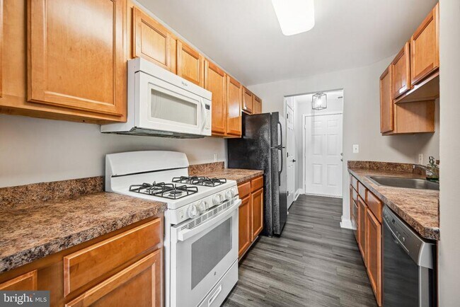 Building Photo - 6520 Lake Park Dr