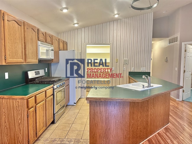 Building Photo - 3 Bed 2.5 Bath Twin Home - Double Car Gara...