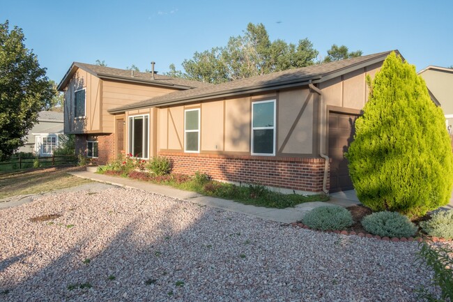 Building Photo - Charming 3-Bedroom Home with Stunning Pike...