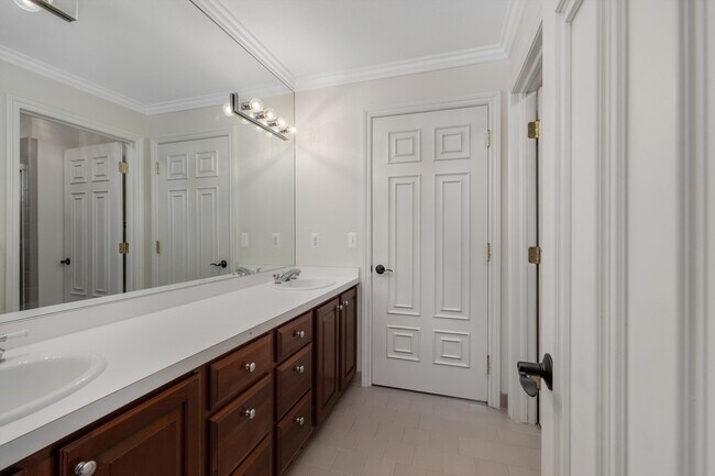 Building Photo - 7040 Royal Villa Ct