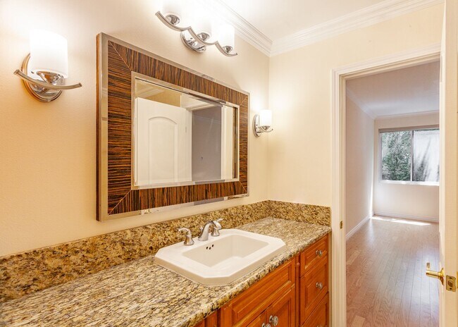 Building Photo - Stunning 2 Bed | 2 Bath Luxury Condo with ...