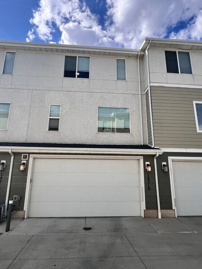 Building Photo - Beautiful Townhome in Bluffdale