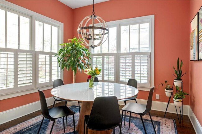 Building Photo - 582 St Charles Ave NE