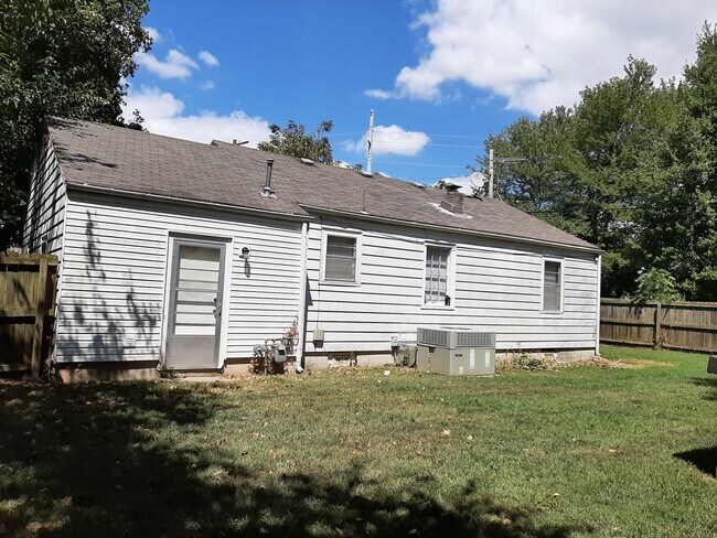 Building Photo - Very cute 2 Bedroom home on a corner lot f...