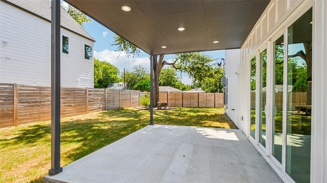 Building Photo - 102 W Fawnridge Dr