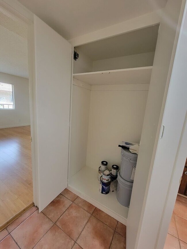 Building Photo - HUGE UPPER 1BD/1.5BA CONDO WITH LOFT, PARKING LAUNDRY AND 2 PRIVATE BALCONIES!!