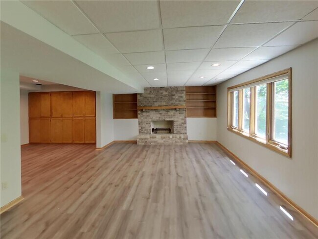 Building Photo - 5585 Rosewood Ln