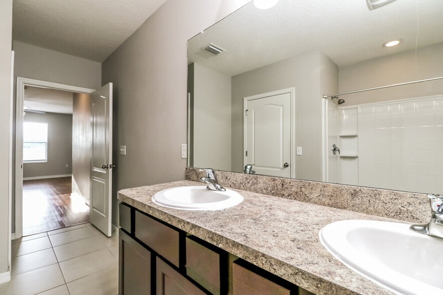 Building Photo - 586 Hartford Heights St