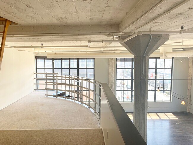 Building Photo - STUNNING LARGE CORNER LIVE/WORK 1 BED+ DEN...