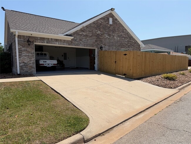 Building Photo - 5525 Swan Dr