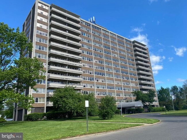 Building Photo - 807 Barclay Towers
