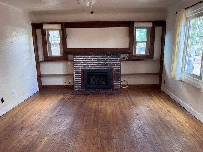 Building Photo - 2 Bedroom, 1 Bathroom Home near Nob Hill/UNM/UNMH