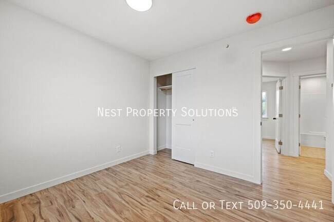 Building Photo - 215 W 1st St