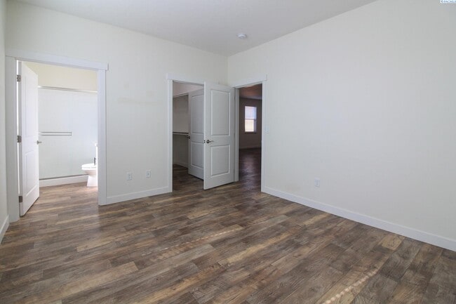 Building Photo - 3 Bed/2.5 Bath Townhouse in Kennewick