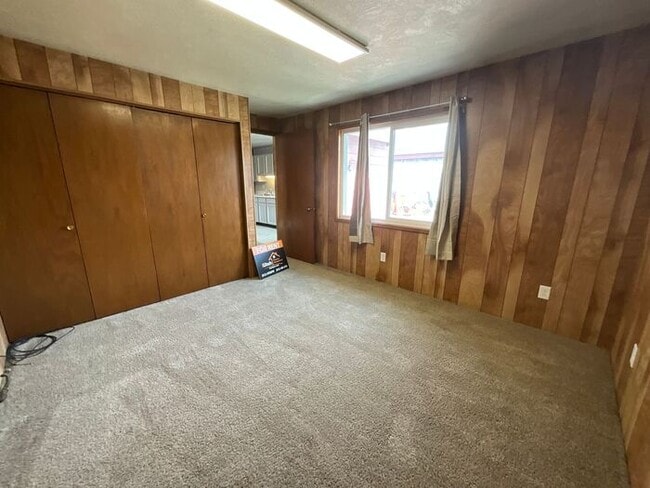 Building Photo - 1 bedroom 1 bath- Home All utilities included. Pet Friendly!