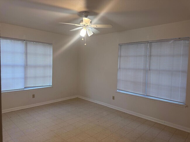 Building Photo - 124 Plum St