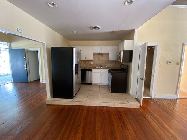 Building Photo - Charming & Updated 3 BR / 2 BA House Downtown & Walking Distance to the University of TX / Wood F...