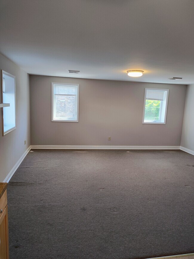 Building Photo - 13 E State St