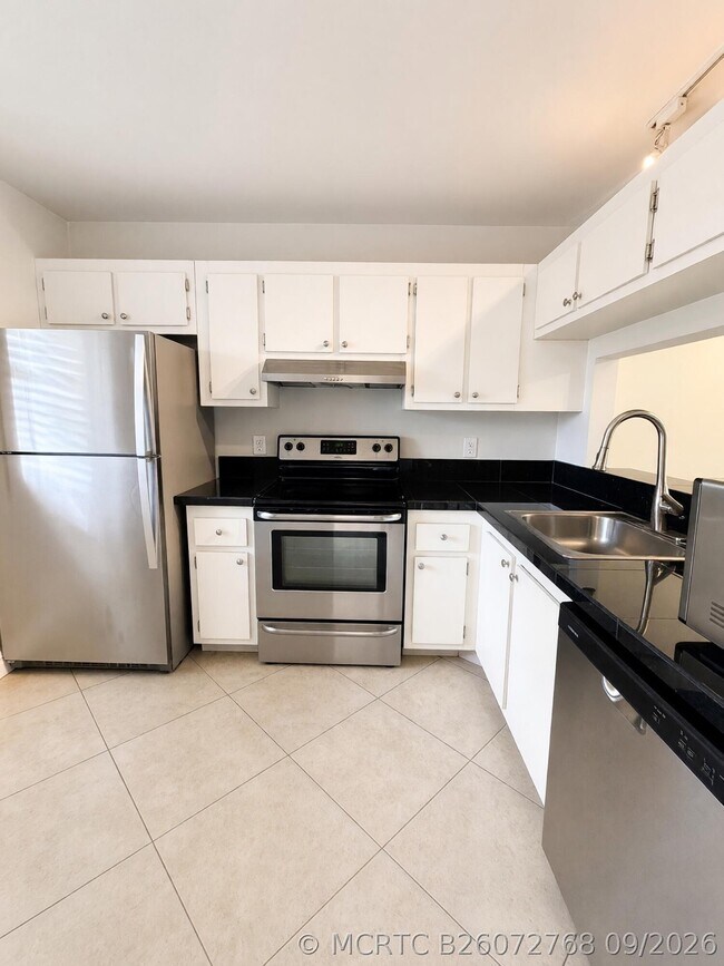 Building Photo - 6716 Palmetto Cir S