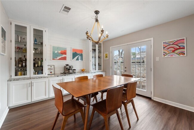 Building Photo - 2907 Broadmoor Dr