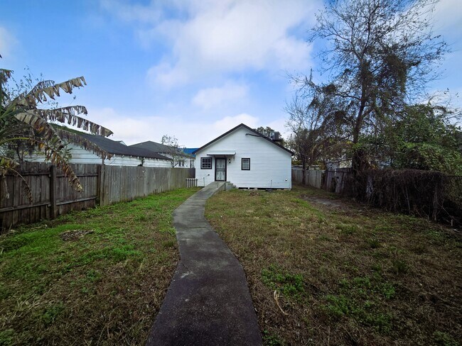 Building Photo - 4114 N Robertson St