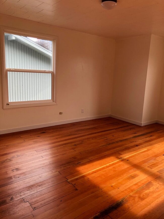 Building Photo - Stately Beauty with 3BR 1.5BA