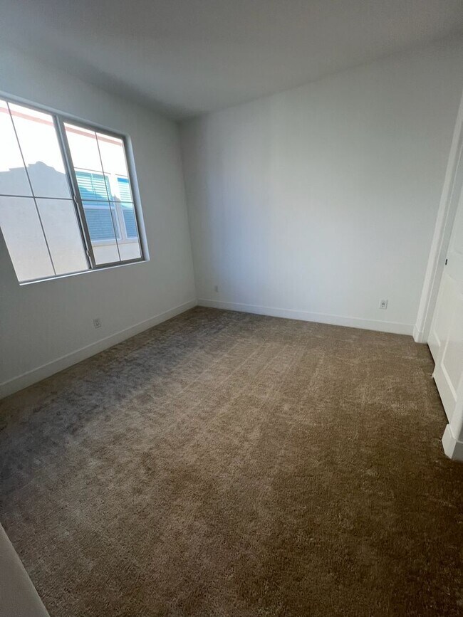 Building Photo - Camarillo - Newer 4 bedroom, 3.5 home