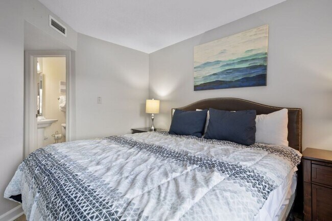 Building Photo - Modern Fully Furnished Home with Stunning ...