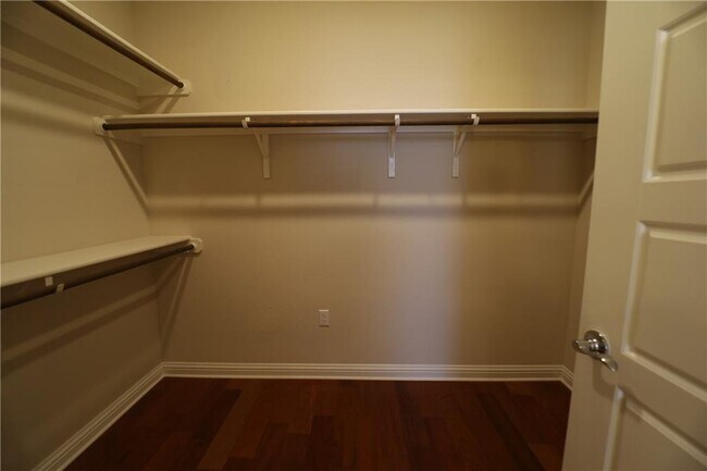 Building Photo - 13800 Lyndhurst St