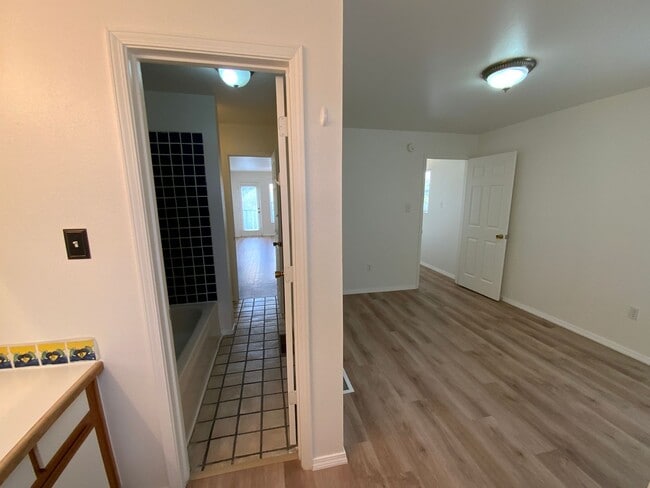 Building Photo - 3 Bedroom Townhome Available Near Albuquer...