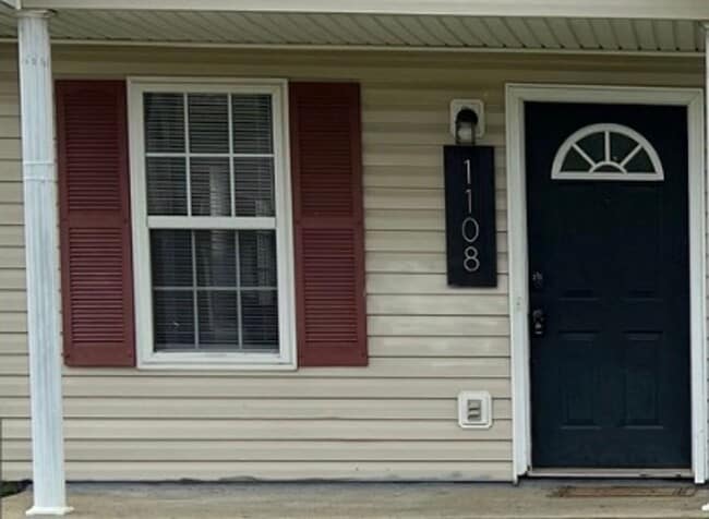 Building Photo - 3 Bed Home with a Large Fenced in Back Yard