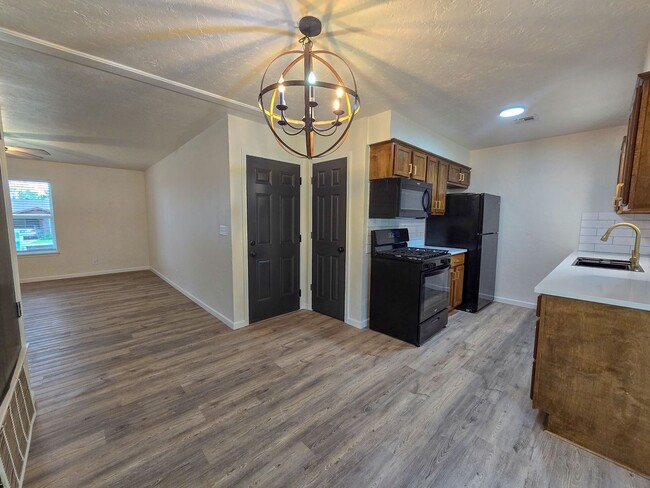 Building Photo - Beautifully remodeled 3 bed 1.5 bath home ...