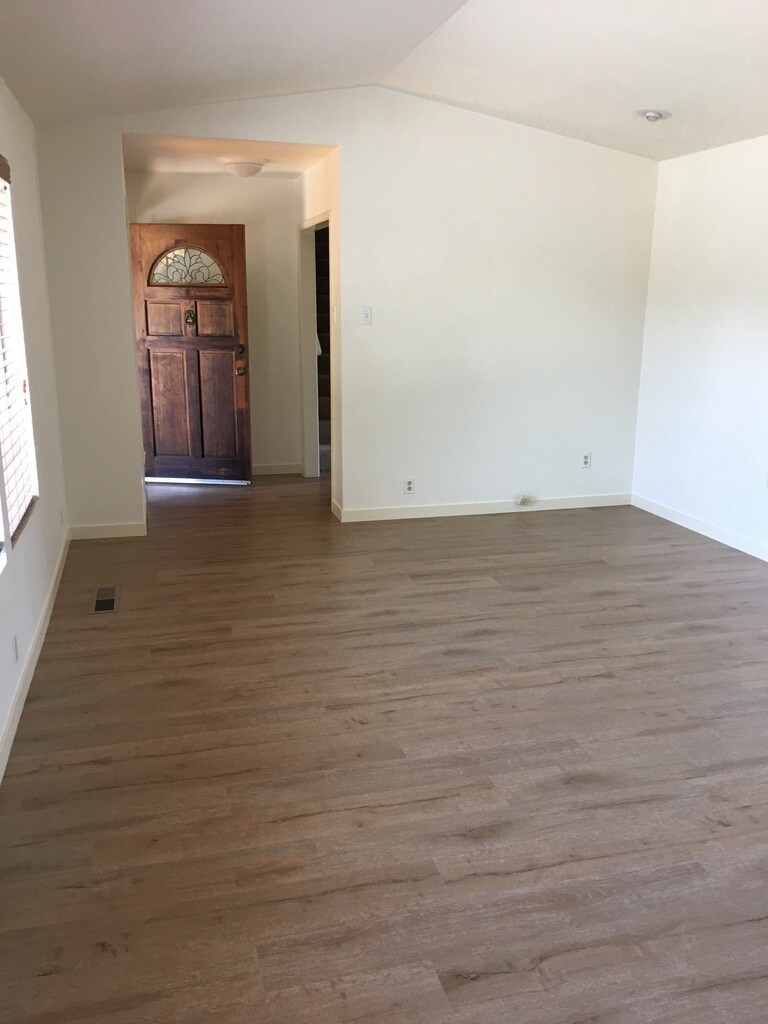 Building Photo - 20 Meleean Ln