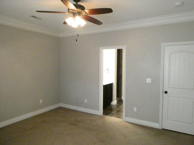 Building Photo - 3 bedroom 2 bath home- Quail Creek Subdivi...