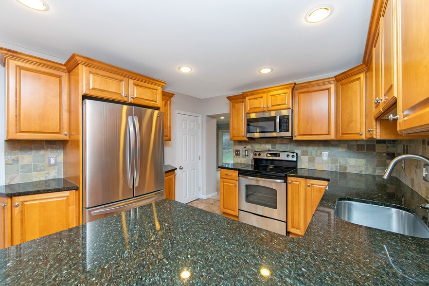 Building Photo - 204 Greenbriar Ln