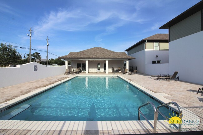 Building Photo - Destin Oaks Townhouse with Community Pool!