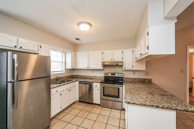 Building Photo - 7110 Redfern Dr